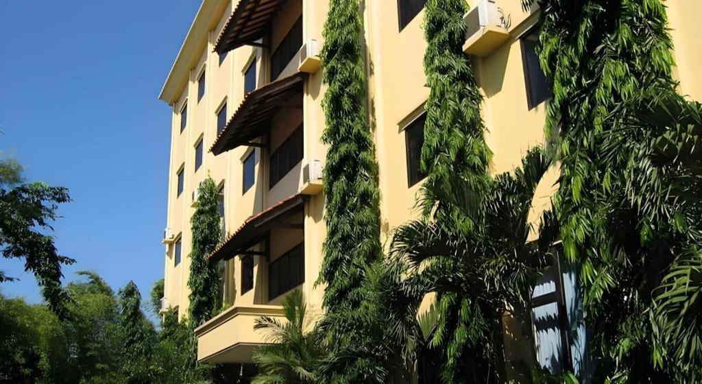 Narita Classic Hotel Surabaya Eksteriør billede